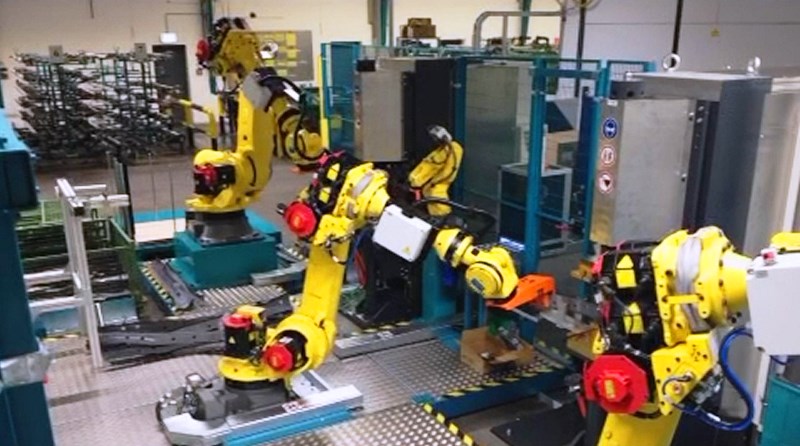 alimentacion-automatica-de-piezas-a-soldadora-de-componentes-con-robot-equipado-con-vision-2