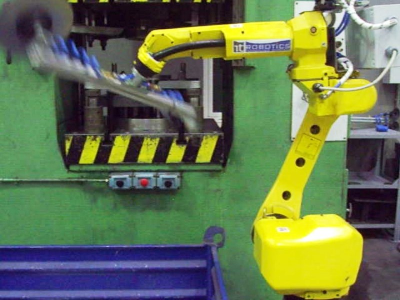 It-Robotics - Robots cargando y descargando distintas piezas en prensasIt-Robotics - Robots cargando y descargando distintas piezas en prensas
