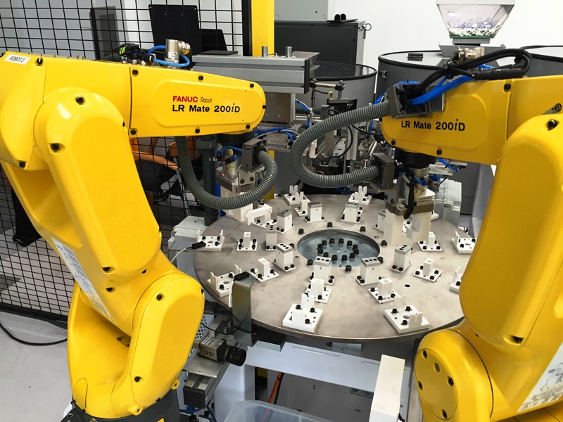 robot-industrial-montaje-jeringuillas-plastico-para-id-animal