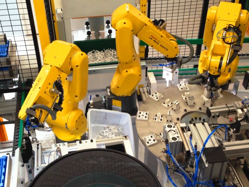 robot-industrial-montaje-jeringuillas-plastico-para-id-animal-1
