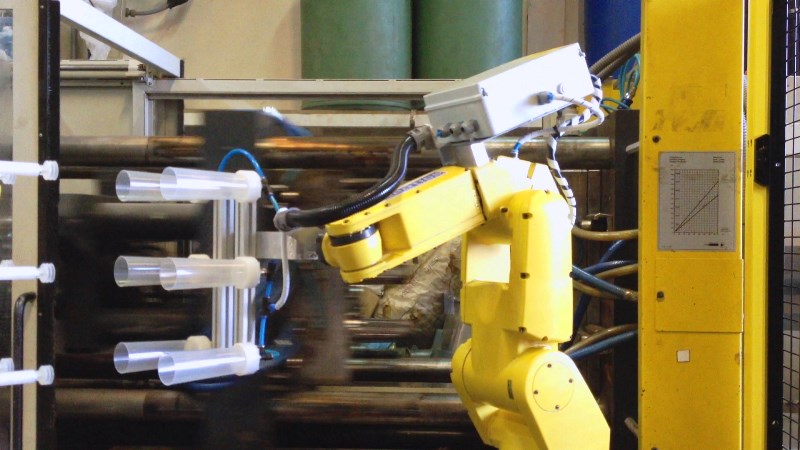 robotica-industrial-descarga-vasos-de-plastico-en-diferentes-tamanos-5