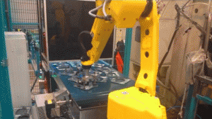 alimentacion-automatica-de-piezas-a-soldadora-de-componentes-con-robot