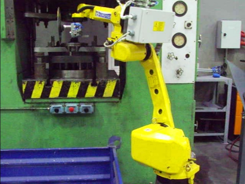 It-Robotics - Robots cargando y descargando distintas piezas en prensas