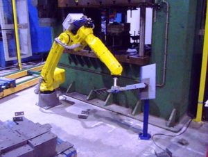 It-Robotics - Robots cargando y descargando distintas piezas en prensas