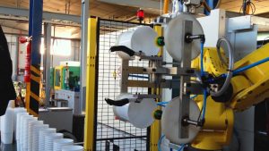 robotica-industrial-descarga-vasos-de-plastico-en-diferentes-tamanos-4