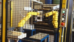 robotica-industrial-descarga-vasos-de-plastico-en-diferentes-tamanos